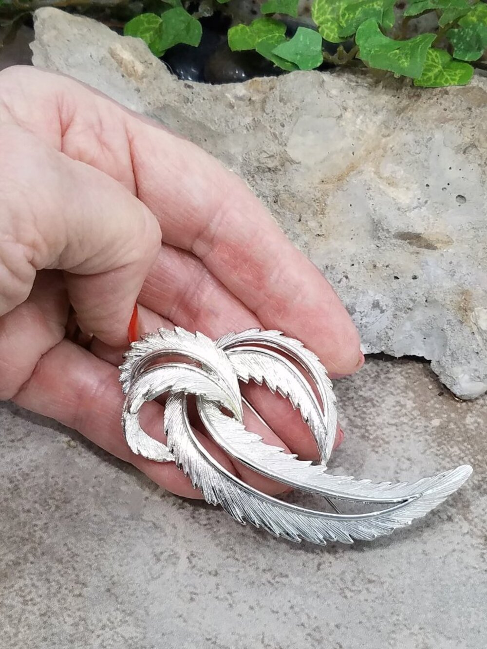 Signed Sarah Coventry Brushed & Polished Silver Tone Open Curled Feather Brooch